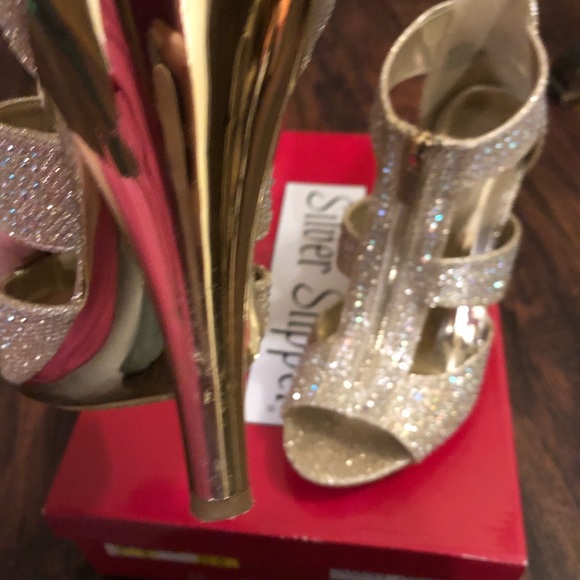 Gold zipper heels size 8 - Picture 4 of 4